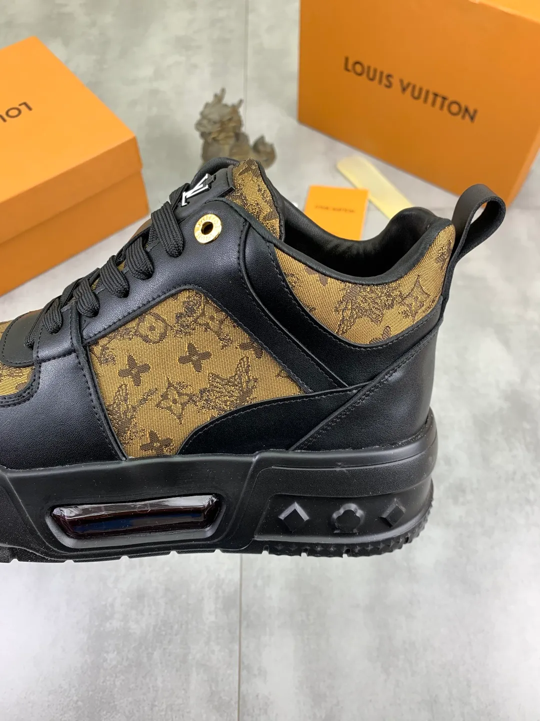 Men's men's shoes 💰P440 new style 💶【LOUIS VUITTON) new high top🍀LV Louis Vuitton *—— LV classic high top trendy shoes! Made of imported original soft calfskin, water-dyed pigskin lining. Original wear-resistant rubber outsole! High quality products! Code number: 38-44 Color: 2️⃣colors available